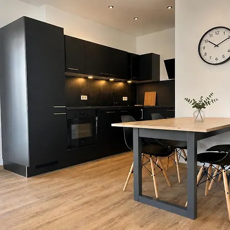 2 Schlafzimmer - Wohnzimmer Mit Offener Kueche Und Balkon - 4 Betten Apartment