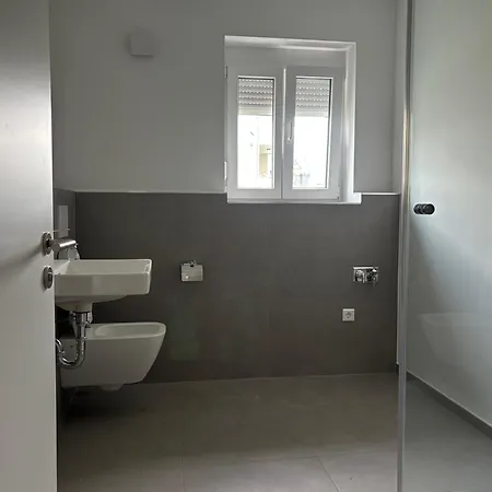 2 Schlafzimmer - Wohnzimmer Mit Offener Kueche Und Balkon - 4 Betten *